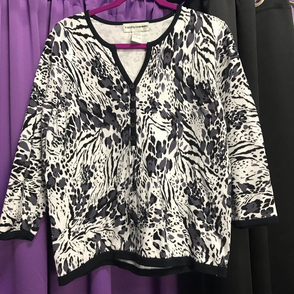 Women’s Cathy Daniels pullover sweater.  L